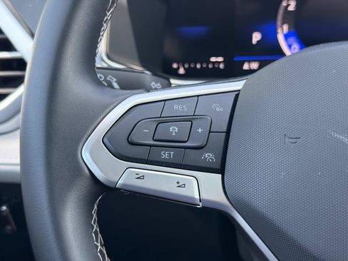 Used 2025 Volkswagen Taos SE w/ Panoramic Sunroof Package FWD image 18
