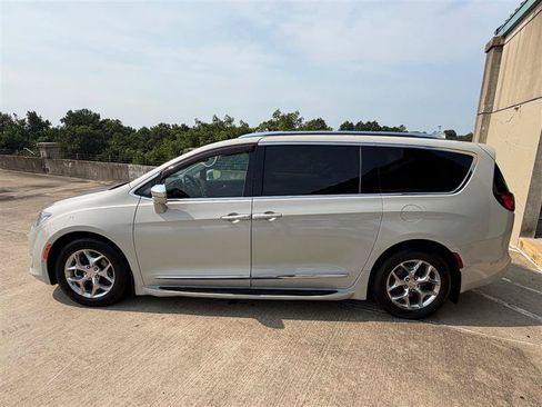 Used 2017 Chrysler Pacifica Limited w/ UConnect Theater Package FWD image 3