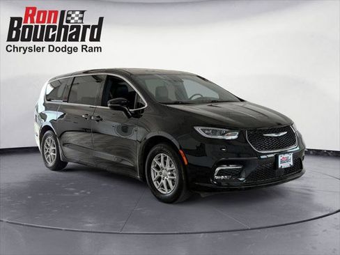 Certified 2025 Chrysler Pacifica Select FWD image 1