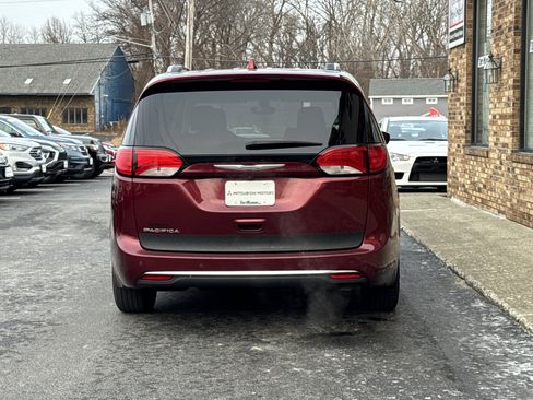 Used 2019 Chrysler Pacifica Touring-L image 4