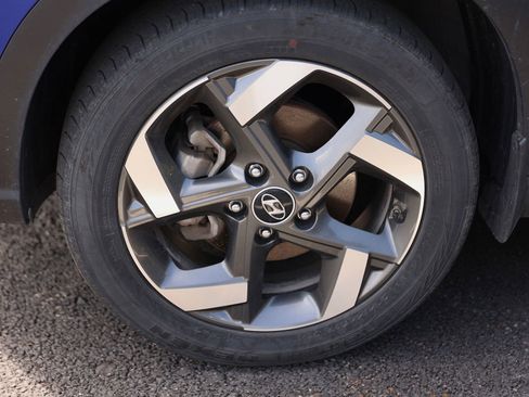 Used 2023 Hyundai Venue Limited image 7