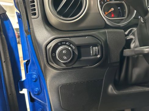 Used 2023 Jeep Gladiator Willys image 12