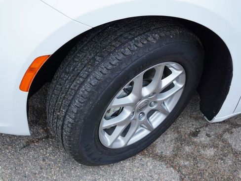 Certified 2024 Chrysler Pacifica Touring-L image 13