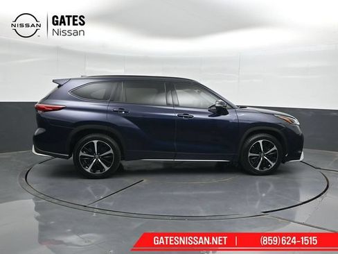 Used 2021 Toyota Highlander XSE FWD image 3