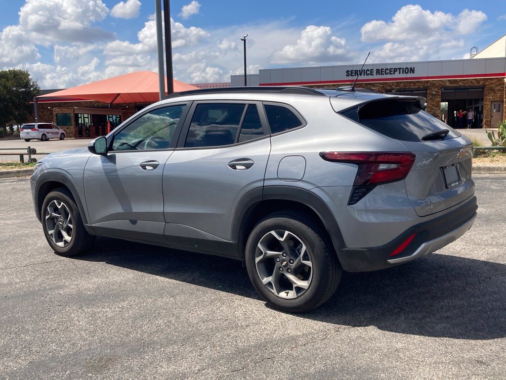 Used 2026 Chevrolet Trax LT FWD image 7
