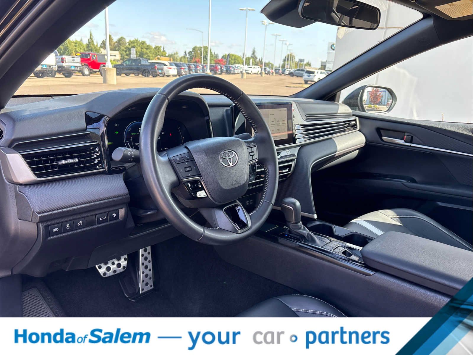 Used 2025 Toyota Camry SE FWD image 2