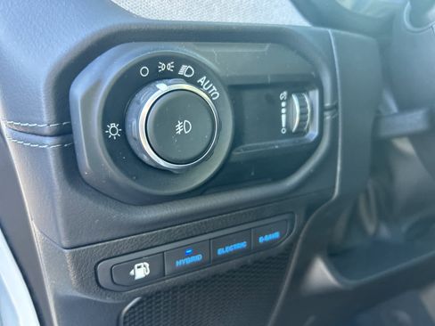 Used 2025 Jeep Wrangler Sahara image 36