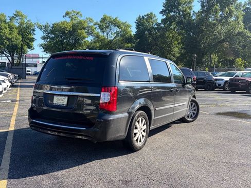 Used 2014 Chrysler Town & Country Touring FWD image 4