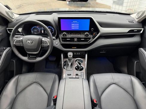 Used 2023 Toyota Highlander Platinum FWD image 10