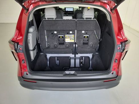 Used 2025 Toyota Sienna XLE w/ XLE Plus Package FWD image 11