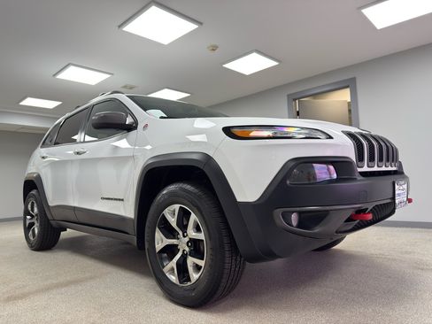 Used 2016 Jeep Cherokee Trailhawk w/ Leather Interior Group image 4