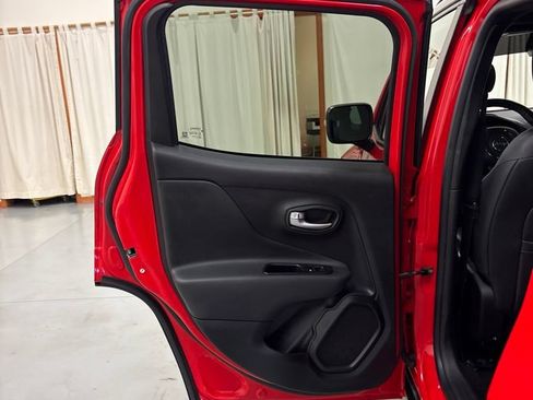 Used 2020 Jeep Renegade Altitude FWD image 21