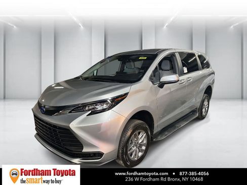 Used 2025 Toyota Sienna LE image 4