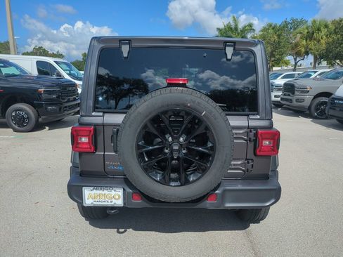 Used 2025 Jeep Wrangler Unlimited Sahara AWD/4WD image 7