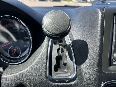 Used 2019 Dodge Grand Caravan SE image 28