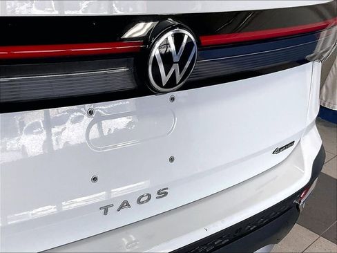 Used 2025 Volkswagen Taos SE AWD/4WD image 28