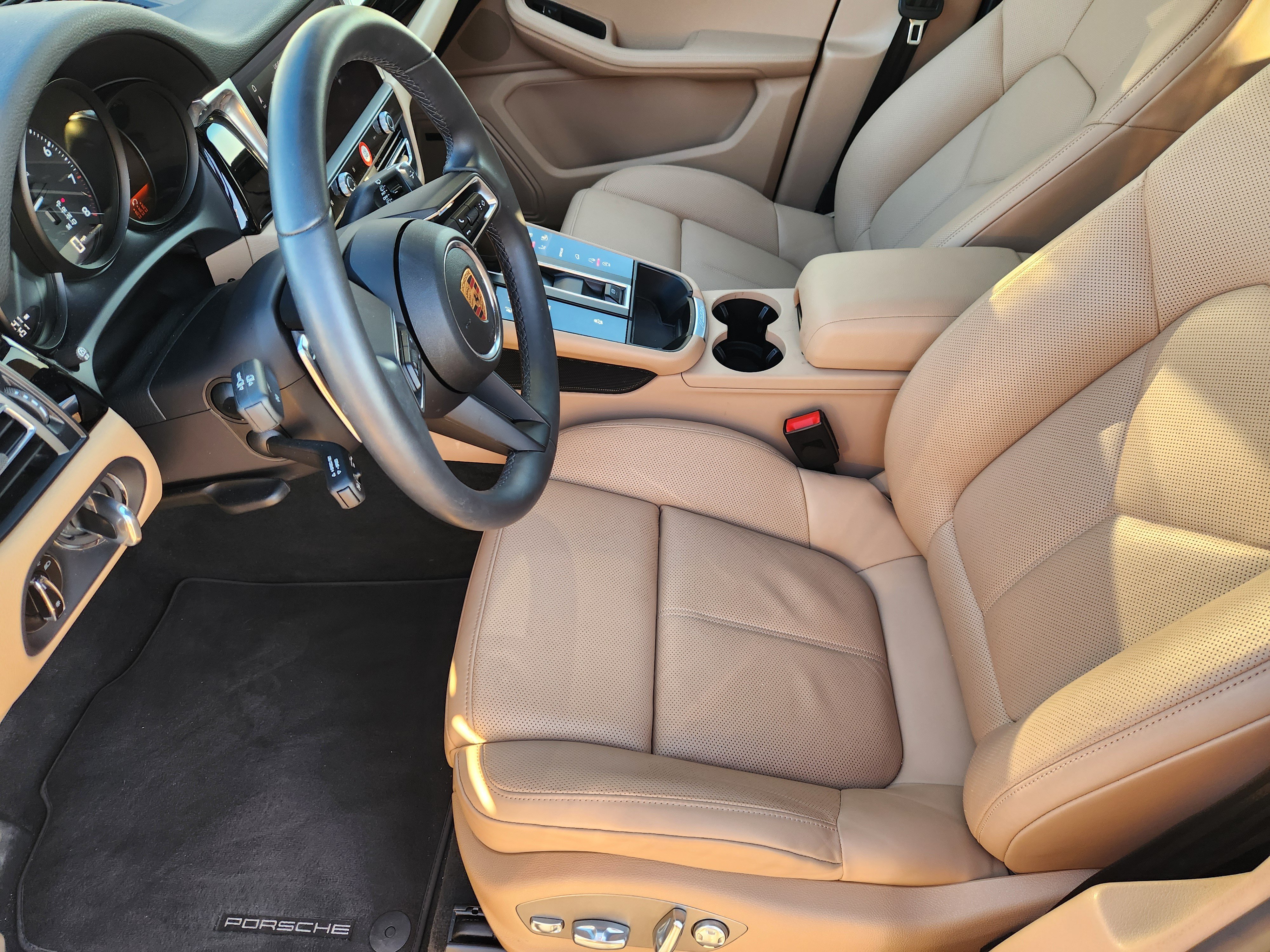 Certified 2026 Porsche Macan AWD/4WD image 16