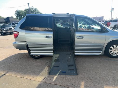 Used 2004 Chrysler Town & Country Touring w/ Leather Interior Group FWD image 19