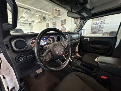 Used 2021 Jeep Gladiator Willys image 10