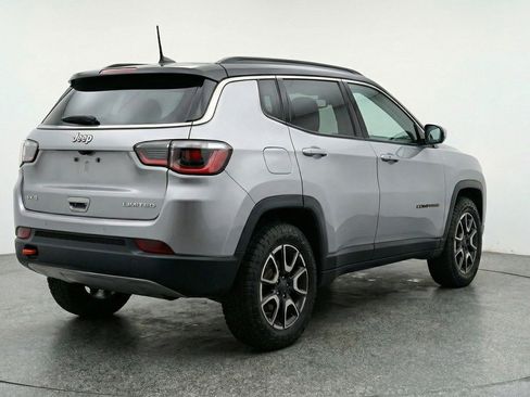 Used 2025 Jeep Compass Trailhawk AWD/4WD image 9