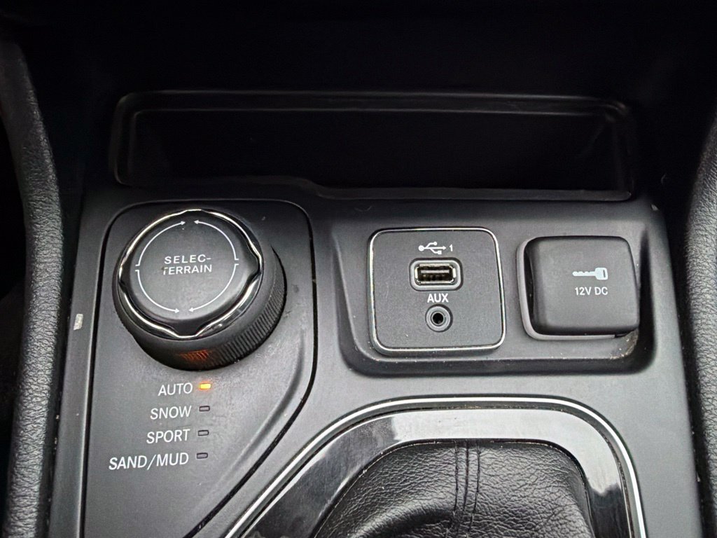 Used 2019 Jeep Cherokee Latitude w/ Cold Weather Group AWD/4WD image 29