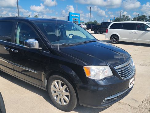 Used 2012 Chrysler Town & Country Touring-L w/ Entertainment Group #2 FWD image 3