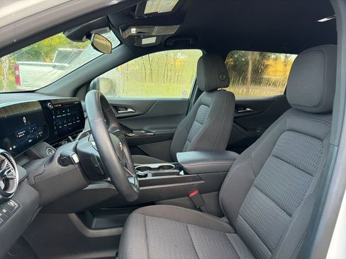 Used 2026 Chevrolet Equinox LT FWD image 9