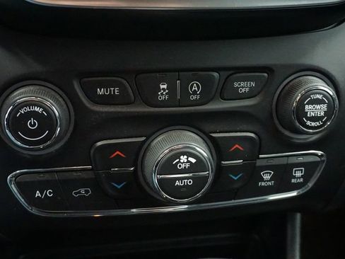 Certified 2019 Jeep Cherokee Limited w/ Trailer Tow Group image 32