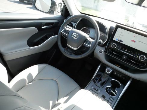 Certified 2025 Toyota Highlander XLE AWD/4WD image 9