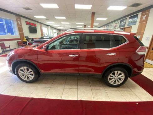 Used 2016 Nissan Rogue SV image 2