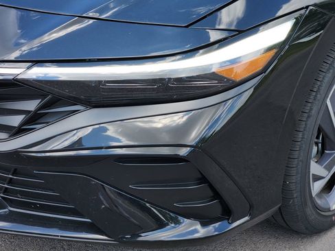 Used 2025 Hyundai Elantra Limited FWD image 6