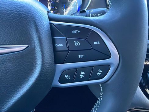 Used 2023 Chrysler Pacifica Touring-L image 23