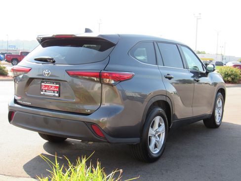 Used 2023 Toyota Highlander LE FWD image 6