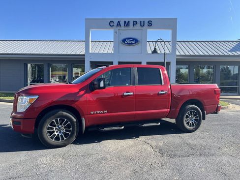 Used 2021 Nissan Titan SV w/ SV Convenience Package image 2
