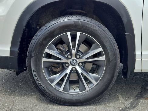 Used 2016 Toyota Highlander XLE AWD/4WD image 9