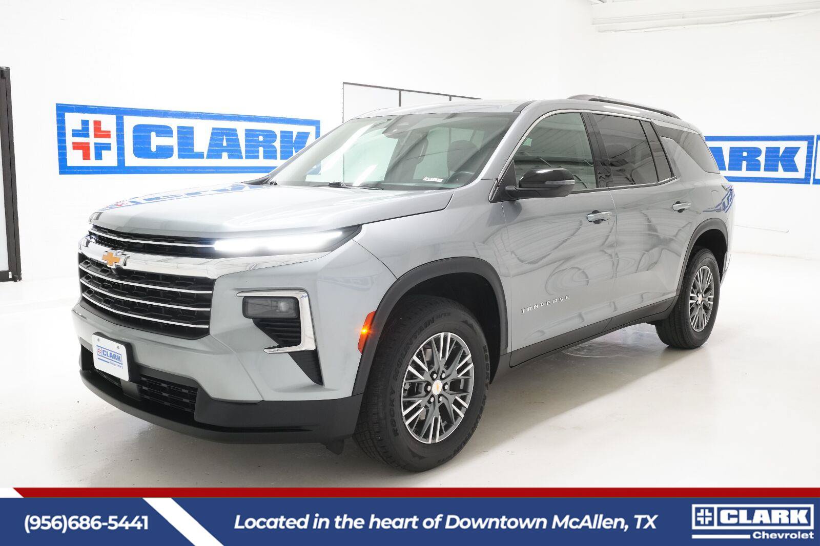 Used 2025 Chevrolet Traverse LT FWD image 1