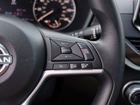 Used 2025 Nissan Altima 2.5 SV FWD image 12
