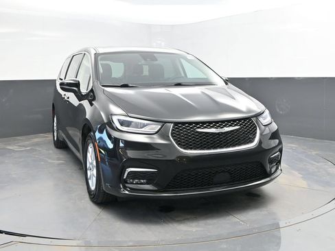 Used 2023 Chrysler Pacifica Touring-L FWD image 4
