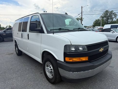 Used 2019 Chevrolet Express 3500 w/ Driver Convenience Package RWD image 5