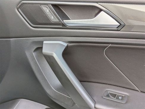 Used 2024 Volkswagen Tiguan SE image 33