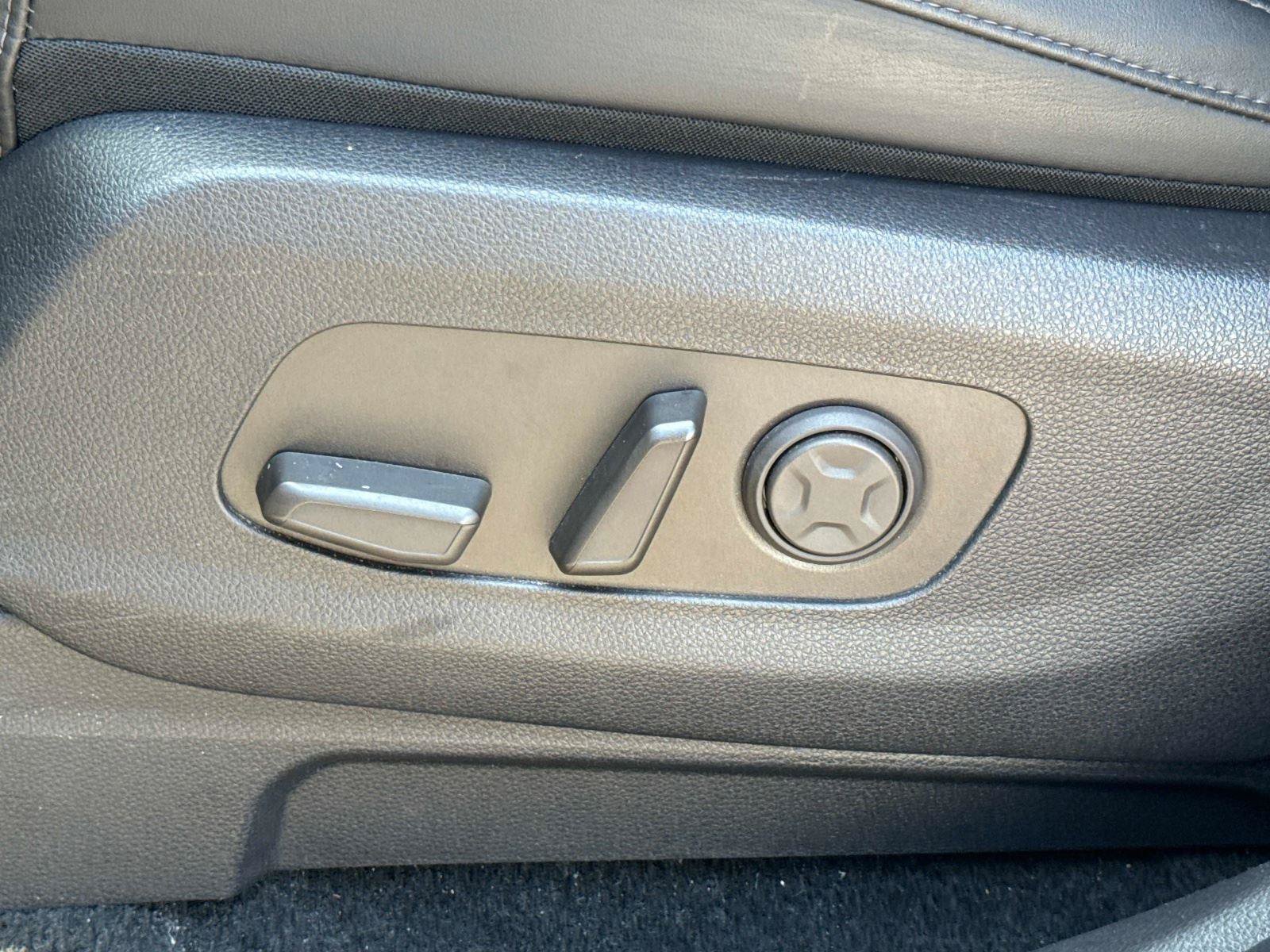 Used 2025 Kia Carnival FWD image 19