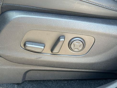 Used 2025 Kia Carnival FWD image 19