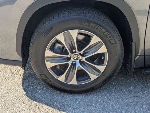 Certified 2024 Toyota Highlander XLE AWD/4WD image 16