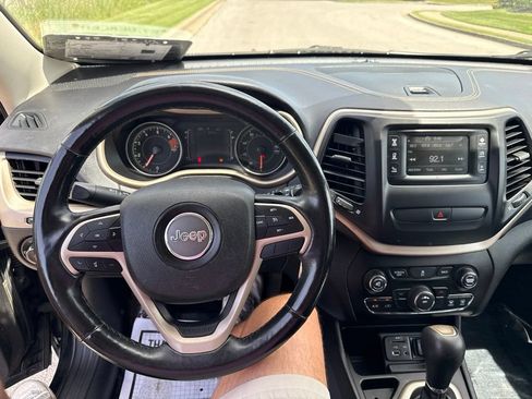 Used 2018 Jeep Cherokee Latitude w/ Cold Weather Group FWD image 7