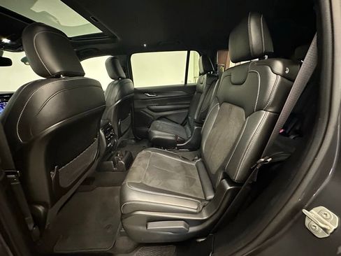 Used 2023 Jeep Grand Cherokee L Laredo image 16