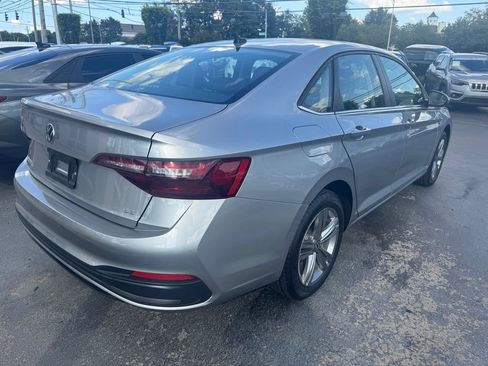Used 2024 Volkswagen Jetta SE FWD image 4