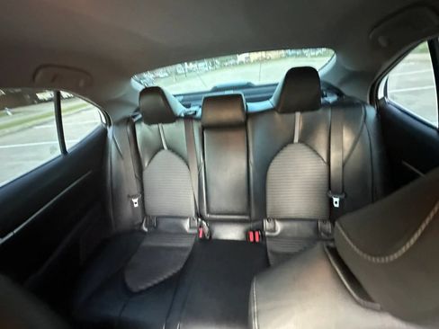 Used 2019 Toyota Camry SE FWD image 12