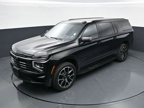Used 2025 Chevrolet Suburban RST w/ Comfort Package AWD/4WD image 31