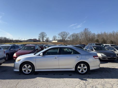 Used 2011 Toyota Camry SE w/ SE Extra-Value Pkg #1 FWD image 3