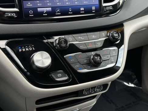 Used 2024 Chrysler Pacifica Touring-L FWD image 28